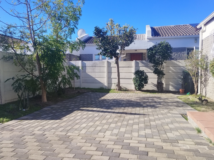 2 Bedroom Property for Sale in Oakglen Western Cape